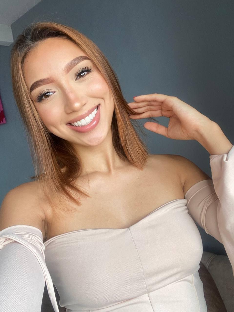 20P Linda adolescente latina Lucia Vargas brinca com suas curvas em lingerie