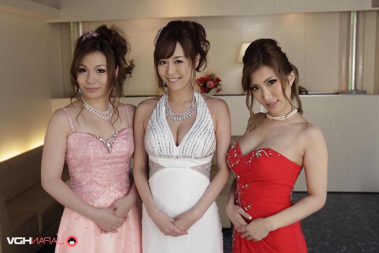 15P Três belezas japonesas totalmente nuas em trajes de noite elegantes