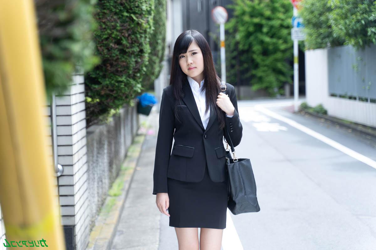 20P La sexy asiatique Minori Kawahara termine un plan à trois MFM sauvage avec un creampie