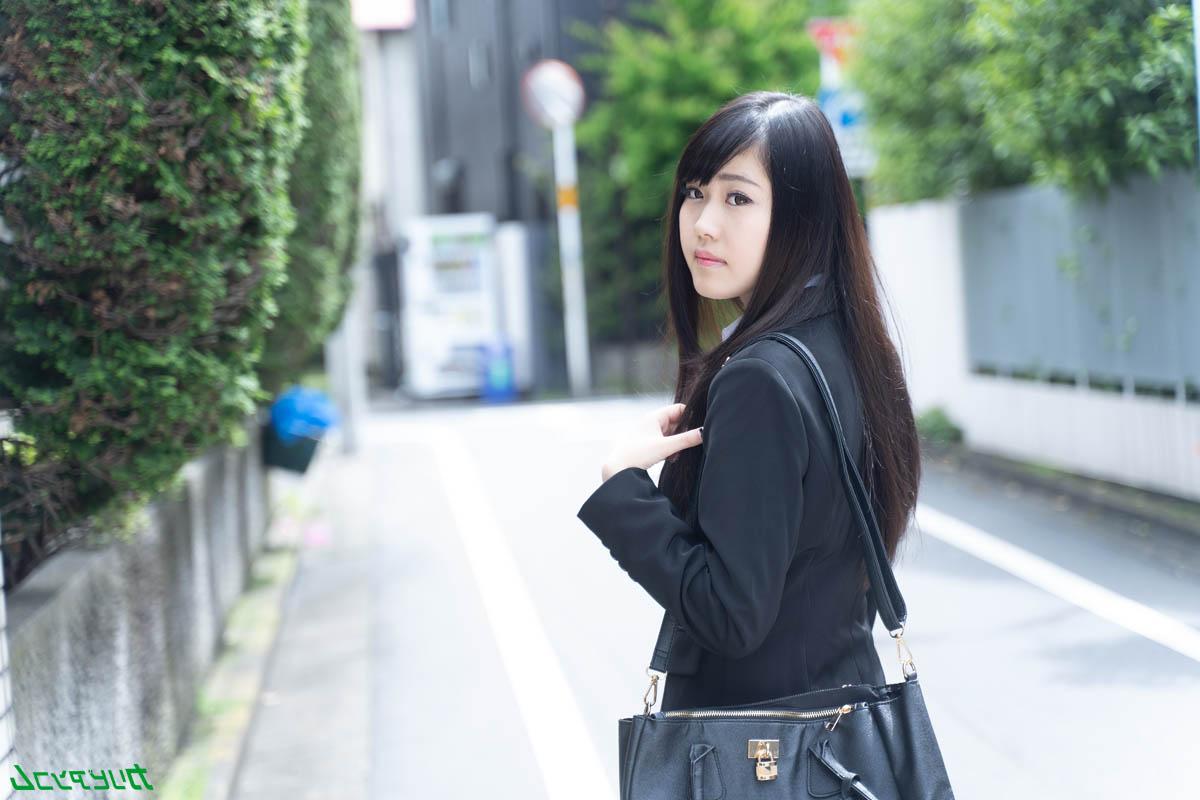 20P La sexy asiatique Minori Kawahara termine un plan à trois MFM sauvage avec un creampie