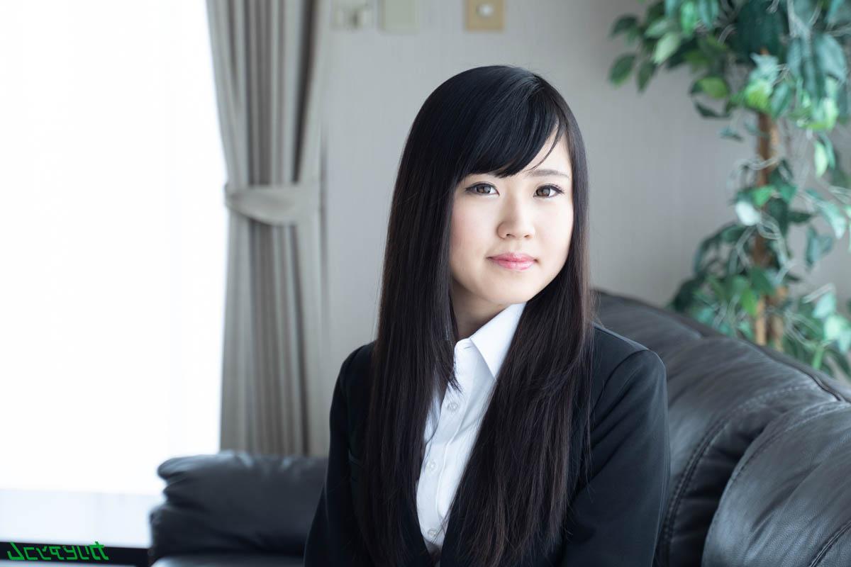 20P La sexy asiatique Minori Kawahara termine un plan à trois MFM sauvage avec un creampie