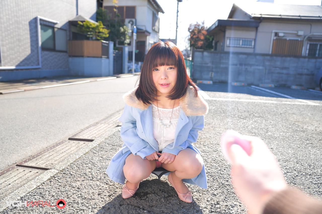 15P かわいい日本の女の子、三浦春佳が公共の場でマンコを露出
