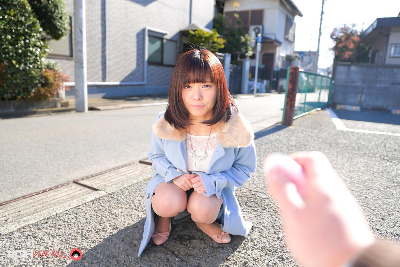 15P かわいい日本の女の子、三浦春佳が公共の場でマンコを露出