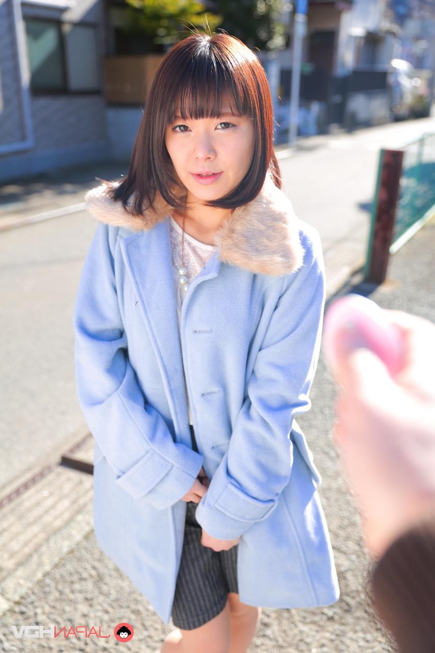 15P かわいい日本の女の子、三浦春佳が公共の場でマンコを露出