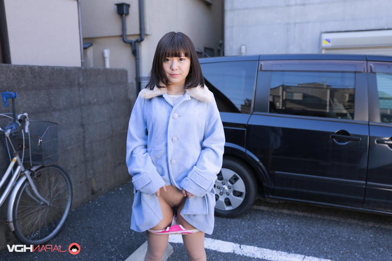 15P かわいい日本の女の子、三浦春佳が公共の場でマンコを露出