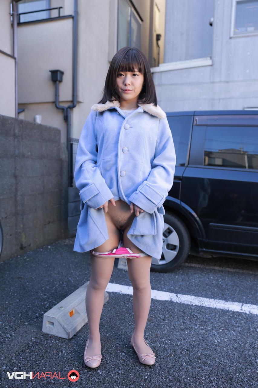 15P かわいい日本の女の子、三浦春佳が公共の場でマンコを露出