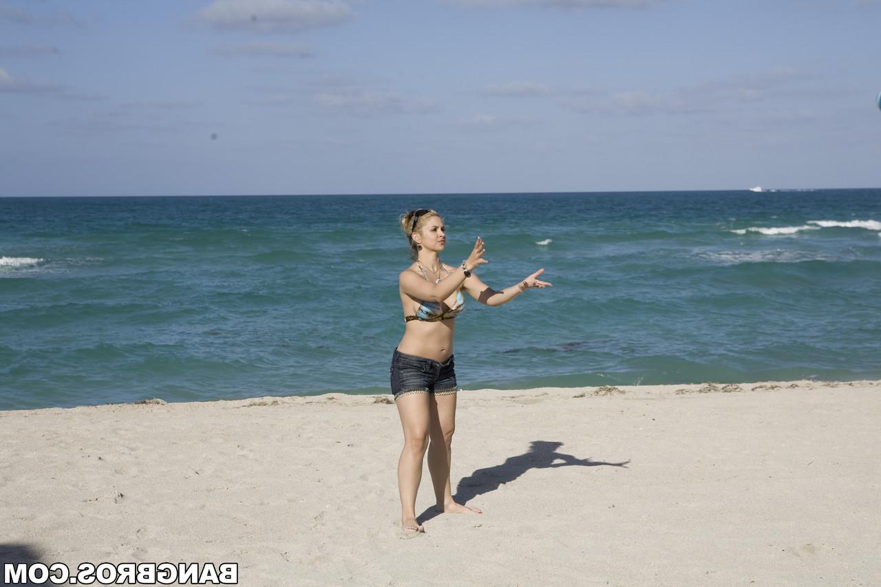 20P La MILF rubia caliente Sarah Vandella se folla a un tipo musculoso que conoció en la playa