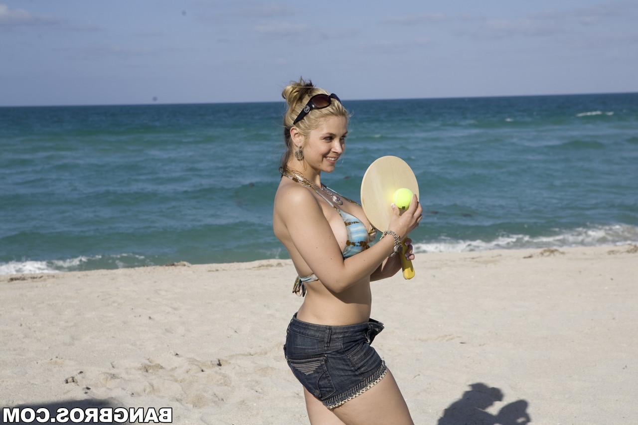 20P La MILF rubia caliente Sarah Vandella se folla a un tipo musculoso que conoció en la playa