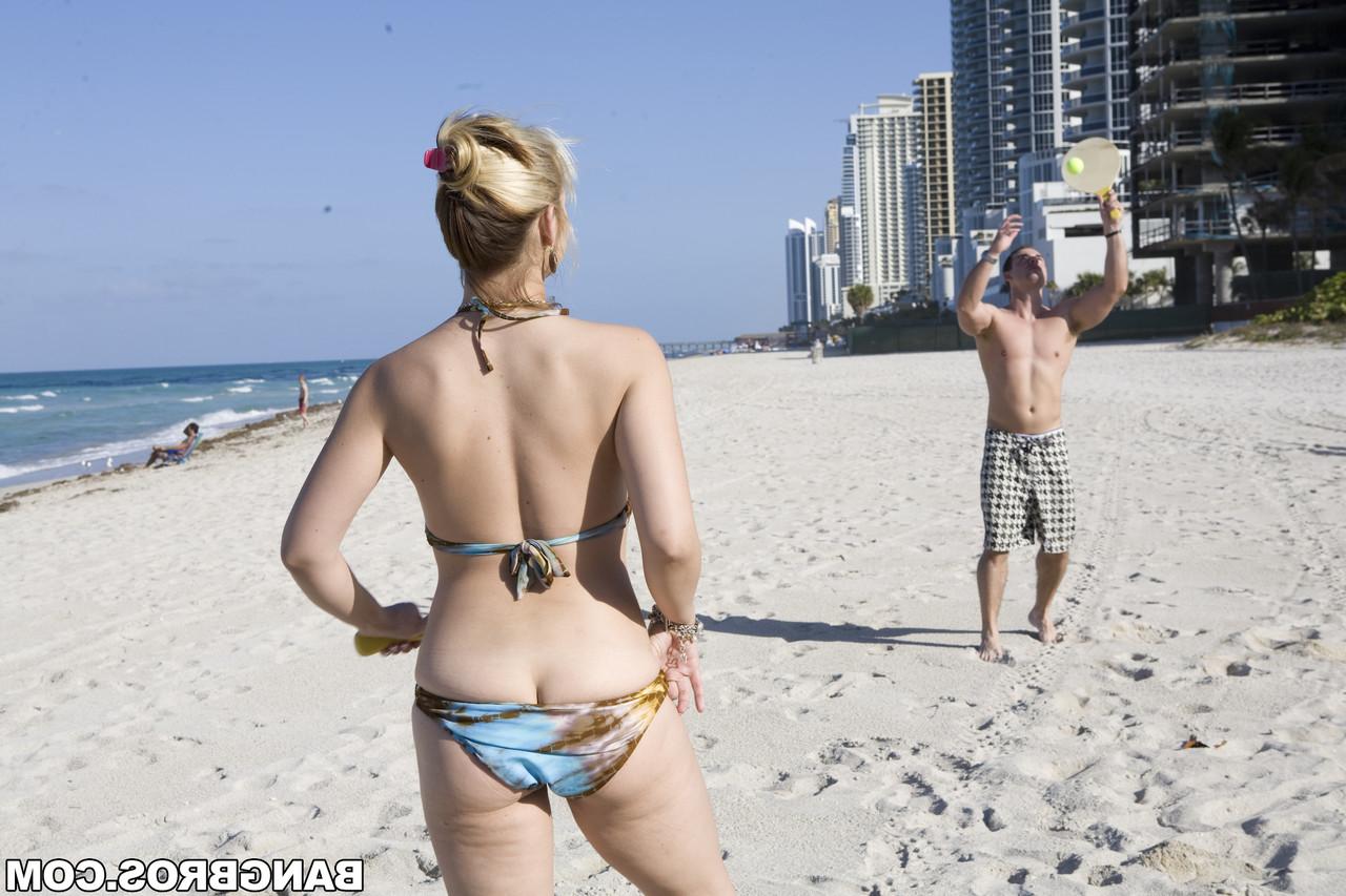 20P La MILF rubia caliente Sarah Vandella se folla a un tipo musculoso que conoció en la playa