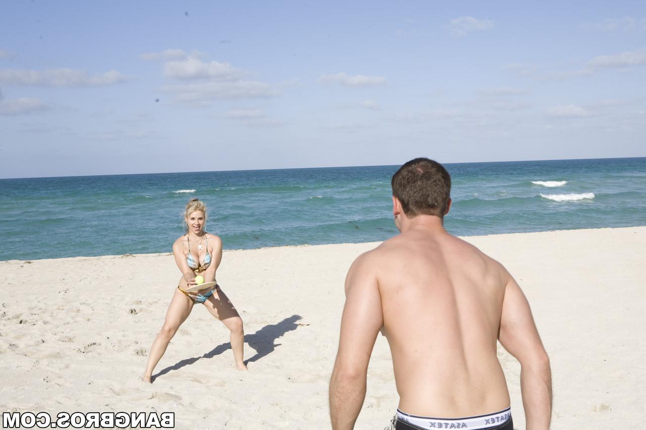 20P La MILF rubia caliente Sarah Vandella se folla a un tipo musculoso que conoció en la playa