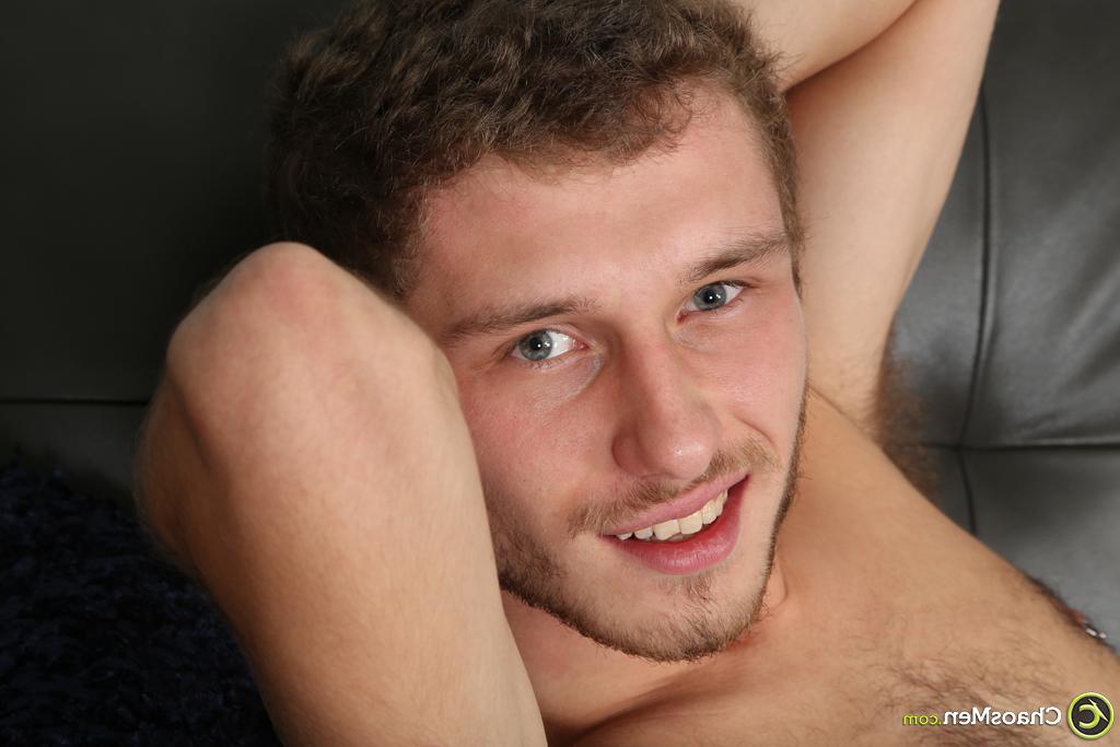 20P Le petit gay Kyler Dixon expose sa grosse bite bien dure et pose nue
