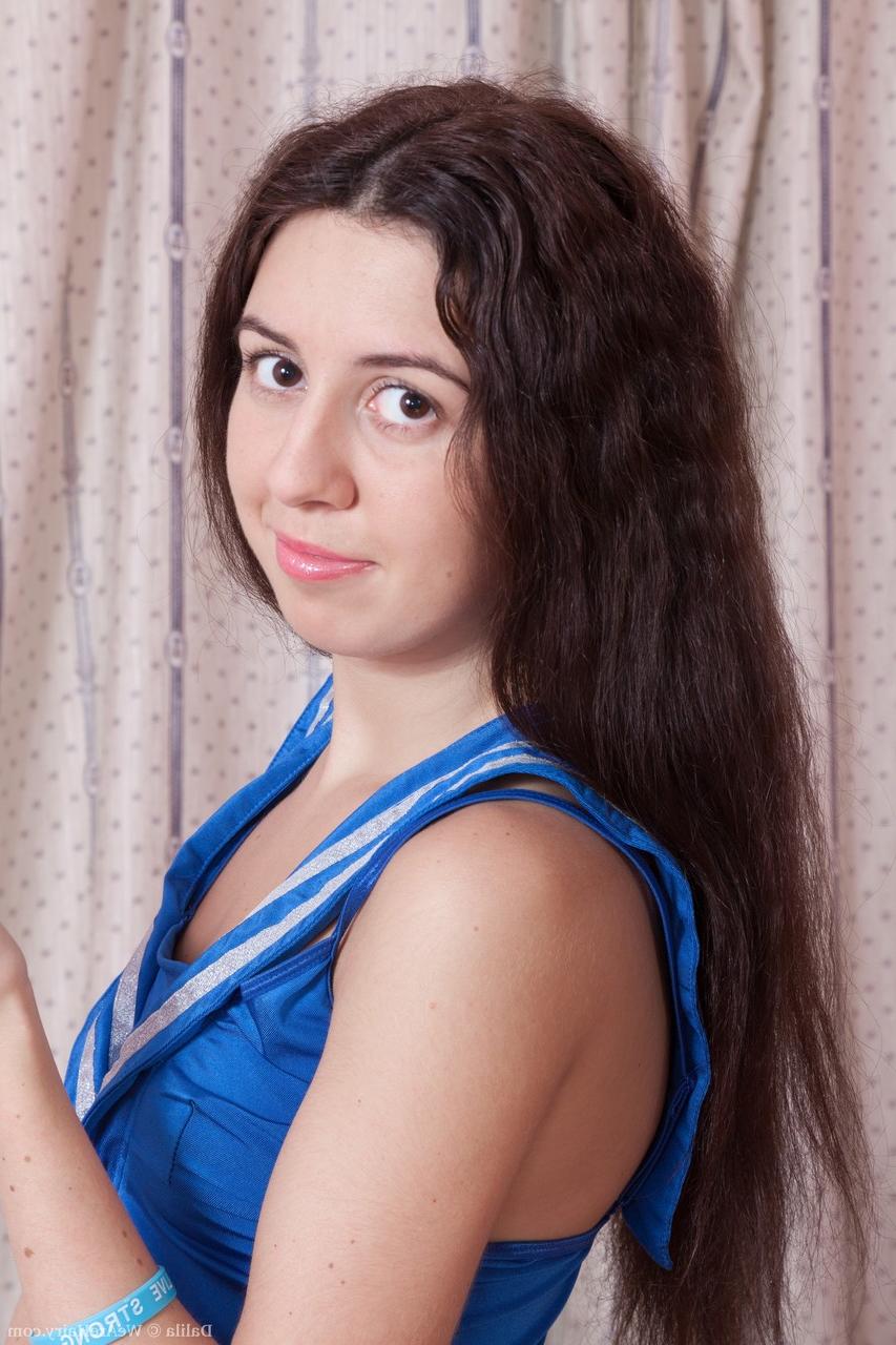 18P Dalila, une amatrice amateur, baise son vagin jamais rasé avec un gode en verre.