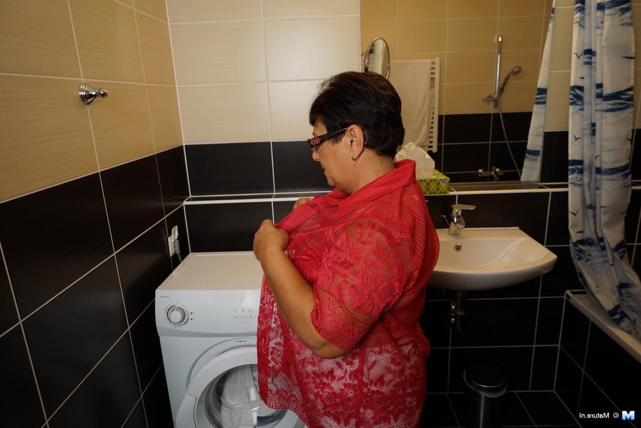 16P Übergewichtige alte Frau wird in der Badewanne von ihrem Spielzeugjungen gebadet