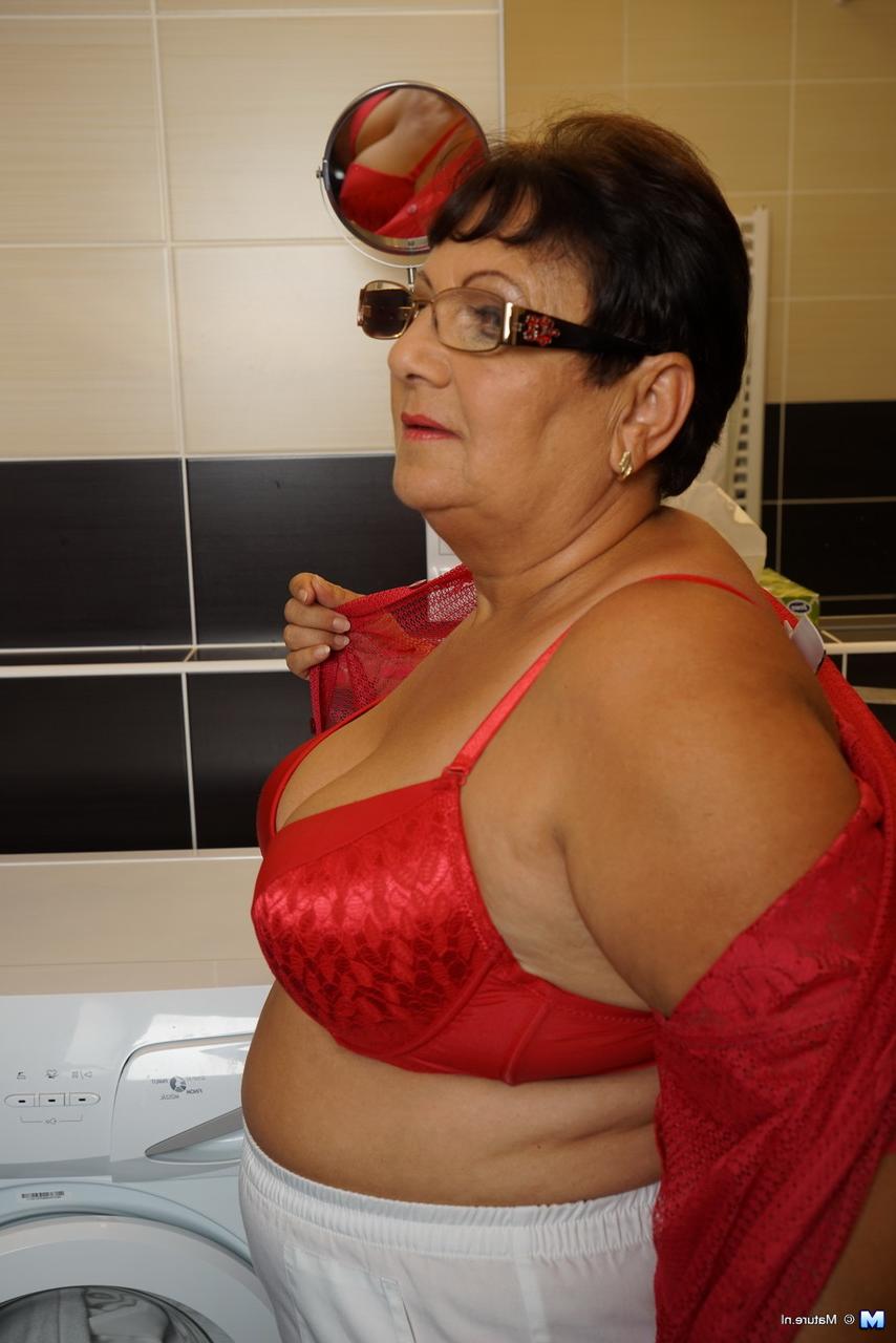 16P Übergewichtige alte Frau wird in der Badewanne von ihrem Spielzeugjungen gebadet