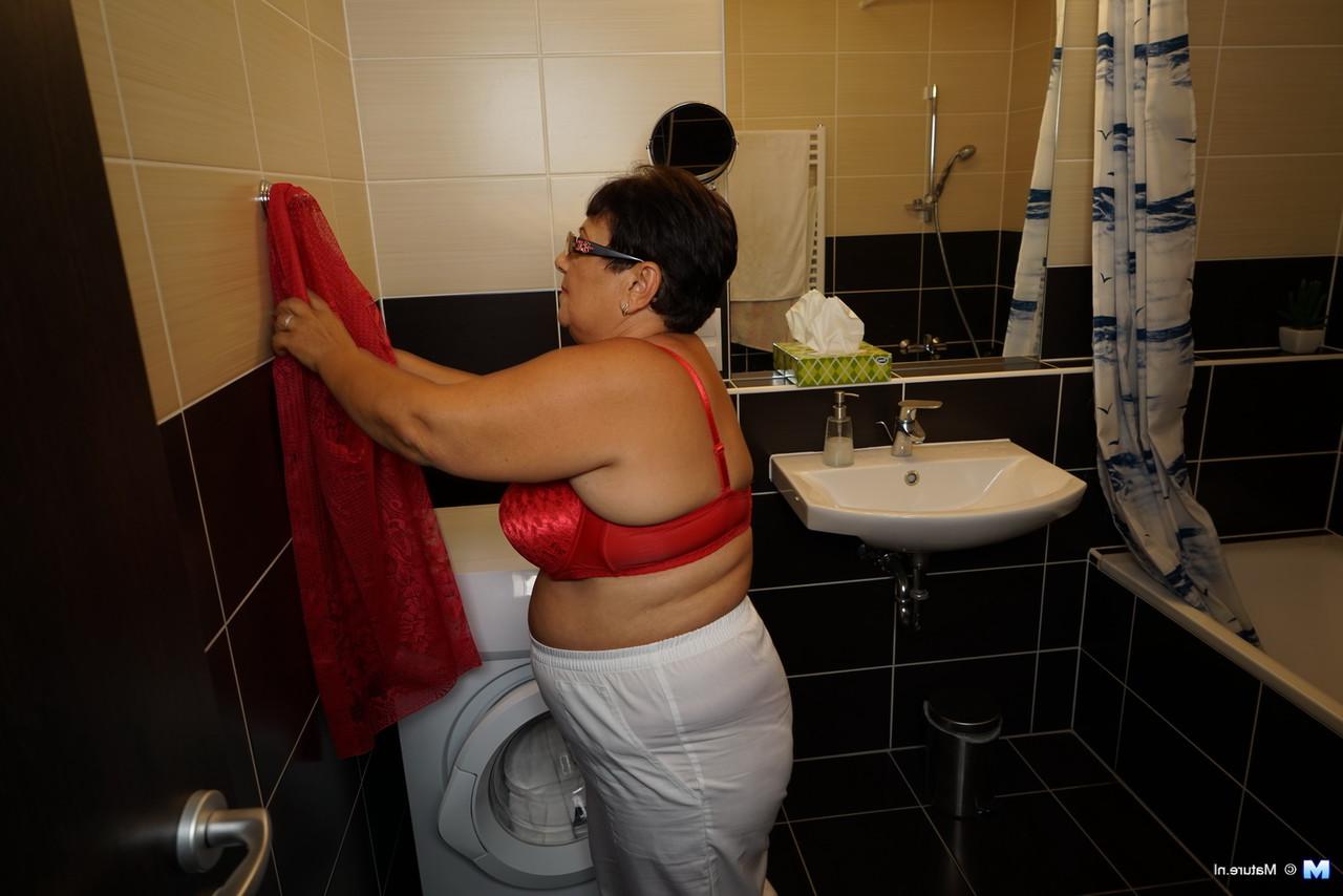 16P Übergewichtige alte Frau wird in der Badewanne von ihrem Spielzeugjungen gebadet