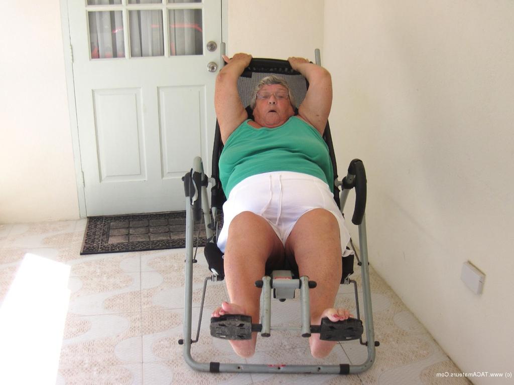 20P La abuela británica obesa Libby se desnuda completamente en un equipo de ejercicio