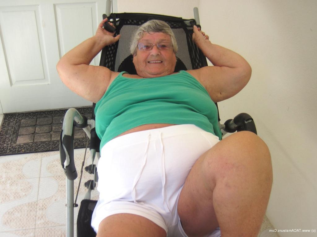 20P La abuela británica obesa Libby se desnuda completamente en un equipo de ejercicio