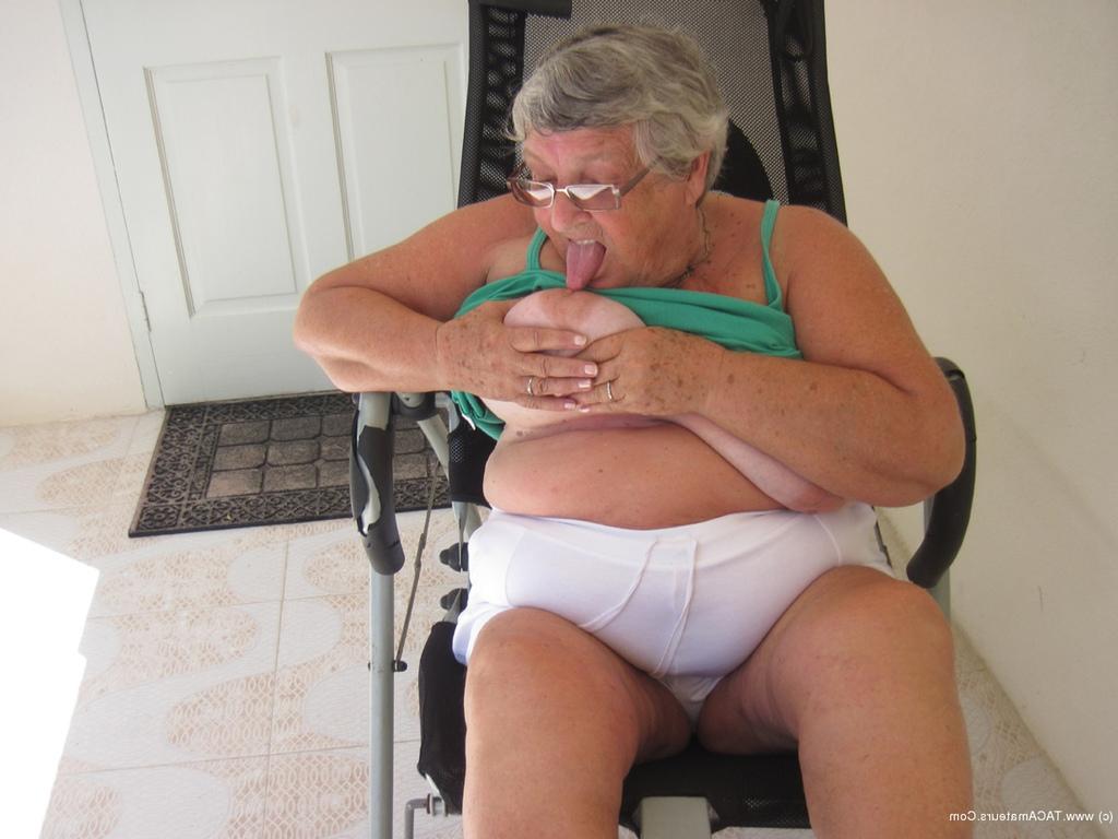 20P La abuela británica obesa Libby se desnuda completamente en un equipo de ejercicio