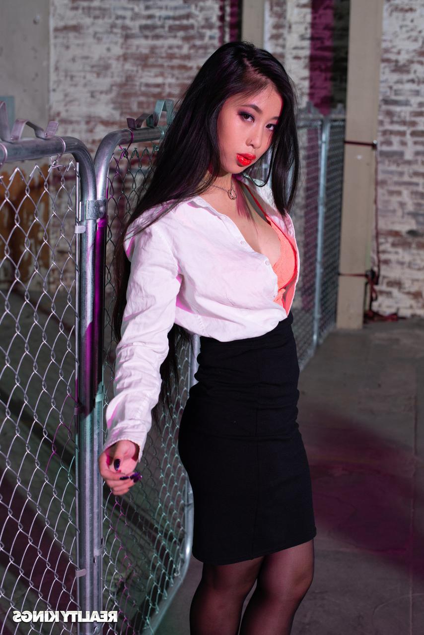 20P Adolescente asiática com lábios vermelhos sensuais Jade Kush chupa pau e é fodida em público