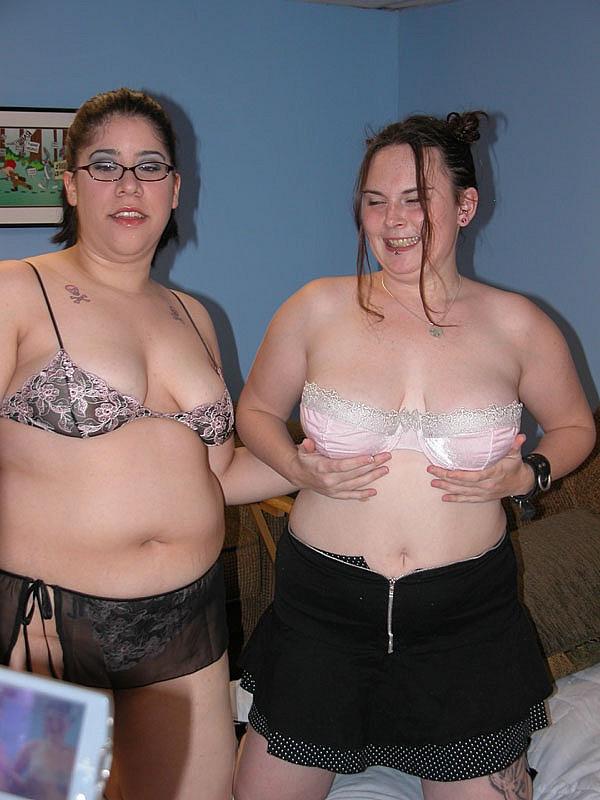 20P Garotas gordinhas com peitos grandes se despem e se abraçam nuas na cama