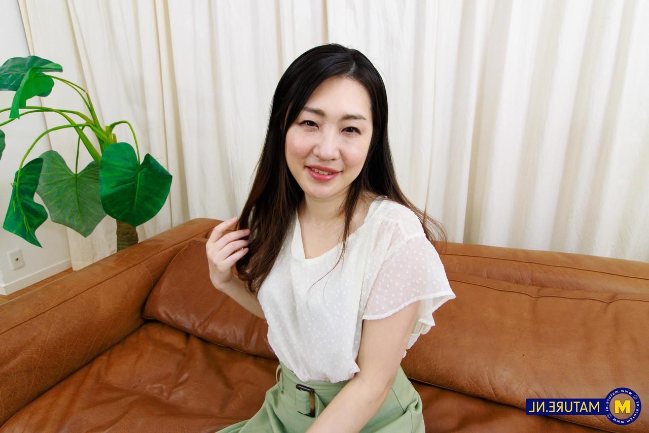 11P La dama japonesa Megumi Satuki tiene relaciones sexuales en una cama