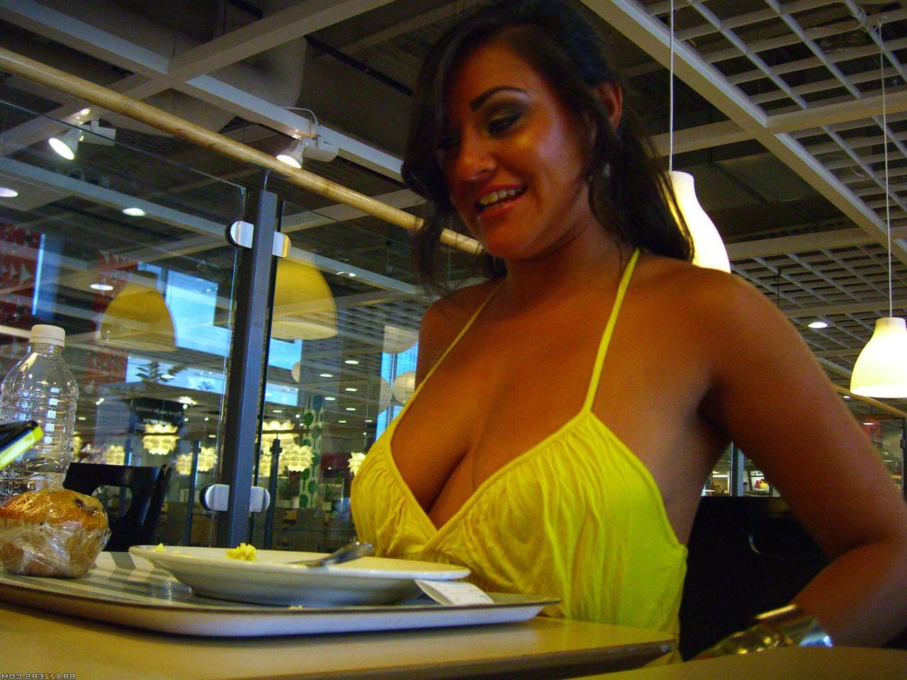 20P La traviesa Charley Chase siembra sus tetas medianas en público