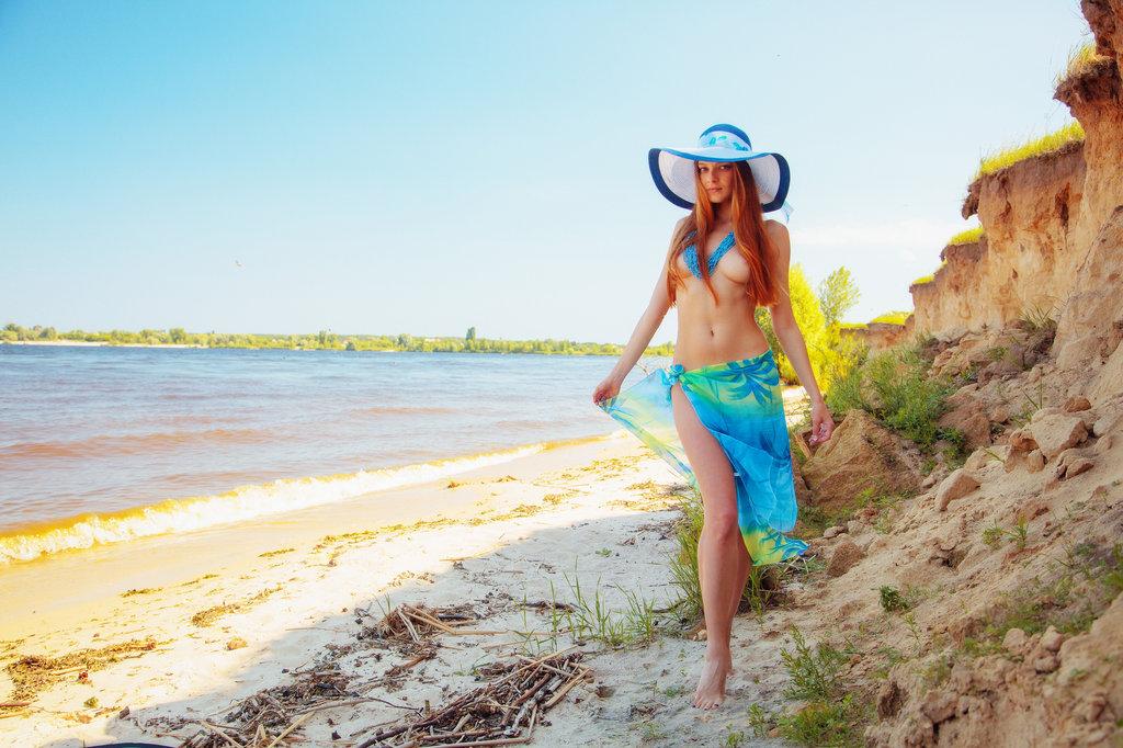 16P La hermosa joven pelirroja indiana a revela su coño en la pista de aterrizaje en la playa