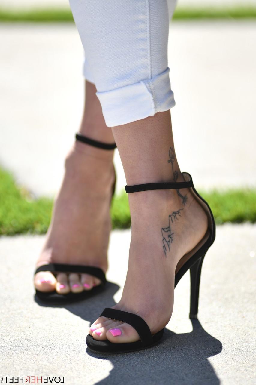 20P La beauté américaine Kenzie Love se déshabille et montre ses courbes sexy et ses pieds sexy.