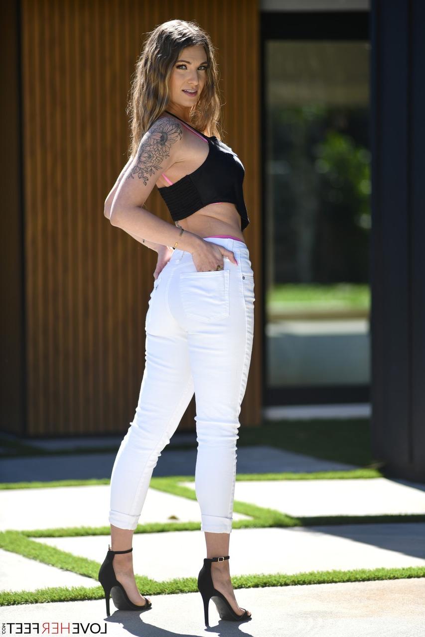 20P La beauté américaine Kenzie Love se déshabille et montre ses courbes sexy et ses pieds sexy.