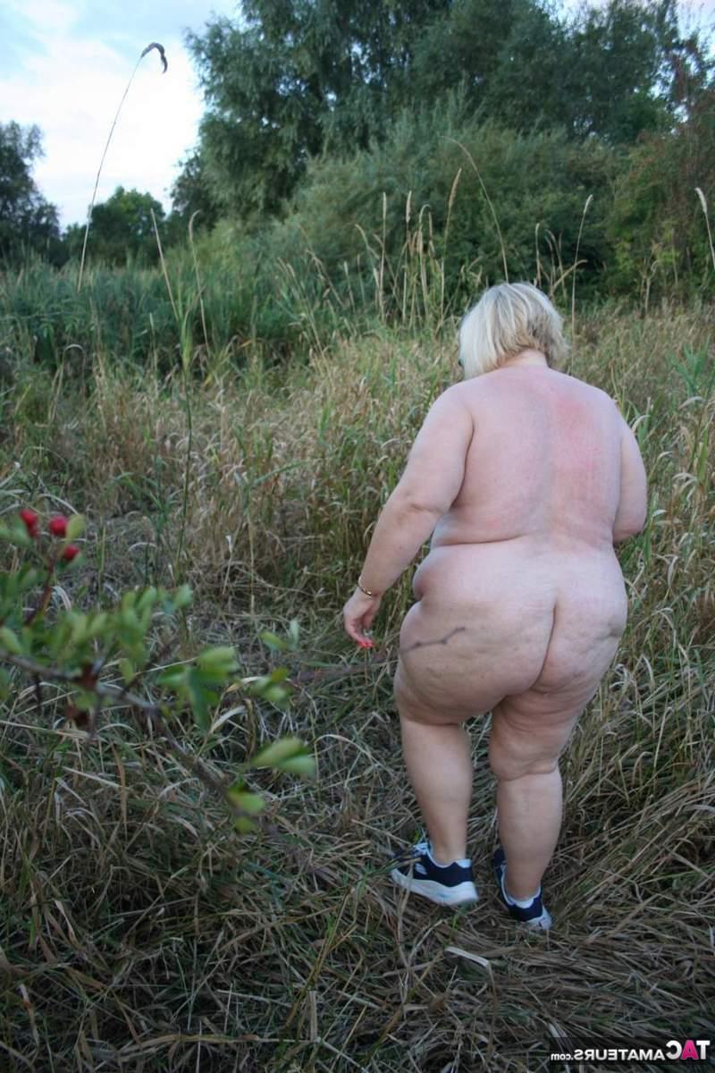 16P Lexie Cummings, une Britannique obèse, se déshabille alors qu'elle est à la campagne.