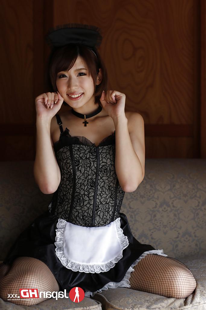 16P Das süße asiatische Babe Seira Matsuoka modelt nicht nackt in Dienstmädchenuniform