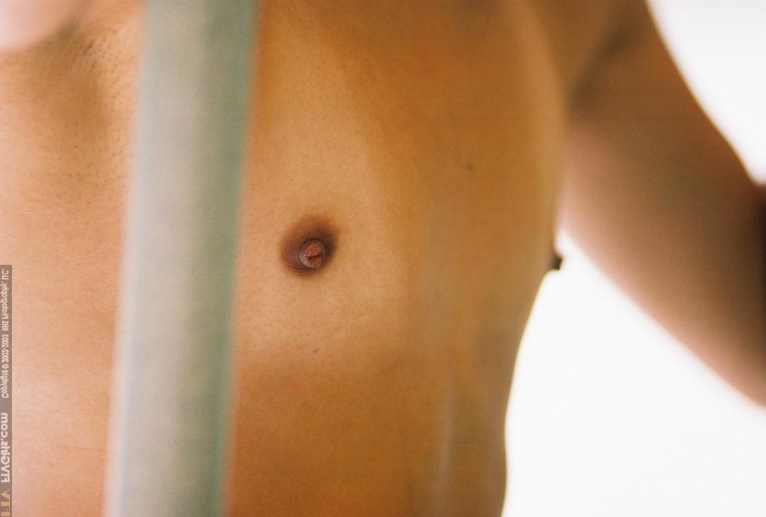 20P Tammy, une asiatique sexy, montre ses petits seins et sa chatte percée à l'extérieur.