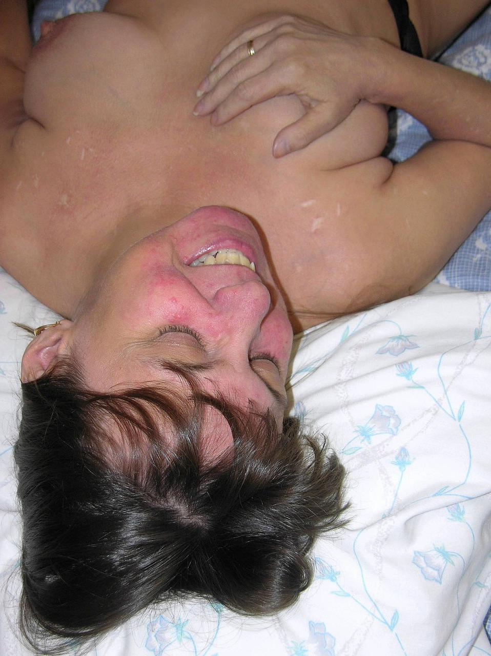 20P Vixen, lesbienne mature, et sa copine ébène ReVay lèchent la chatte et baisent avec des godes