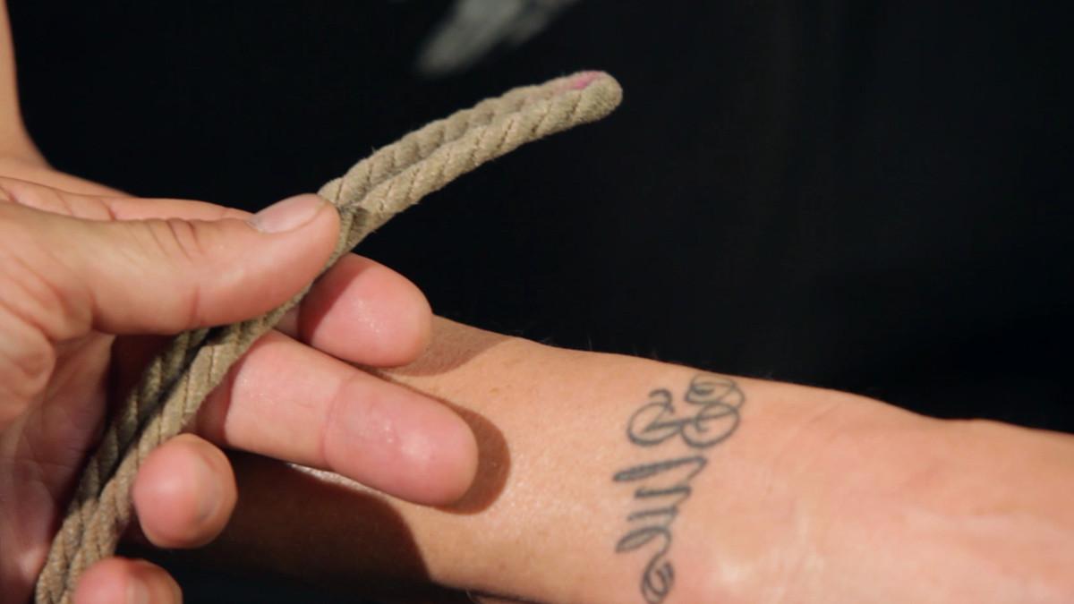 17P Tesão True Blue permite que seu homem amarre suas mãos e pernas em uma aula de escravidão por corda