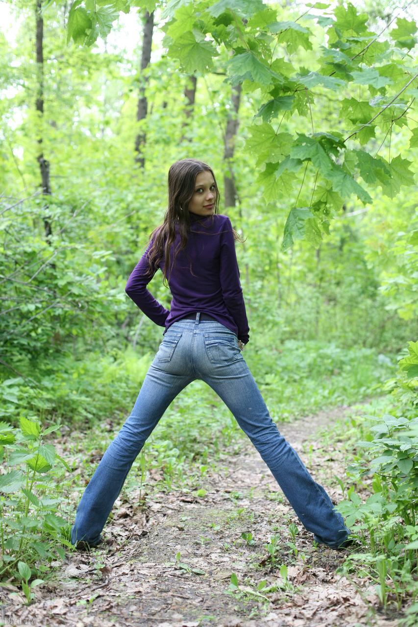 20P La glamorosa marina o se desnuda y posa desnuda en el bosque