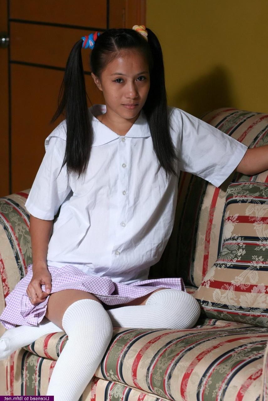 12P Adolescente asiática de aspecto joven muestra casualmente su culo apretado y su raja en calcetines OTK