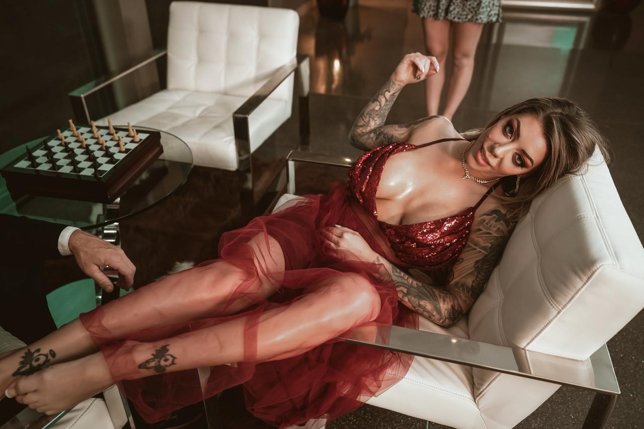 20P Las estrellas porno Karma Rx y Alina Lopez folladas a lo perrito en un trío