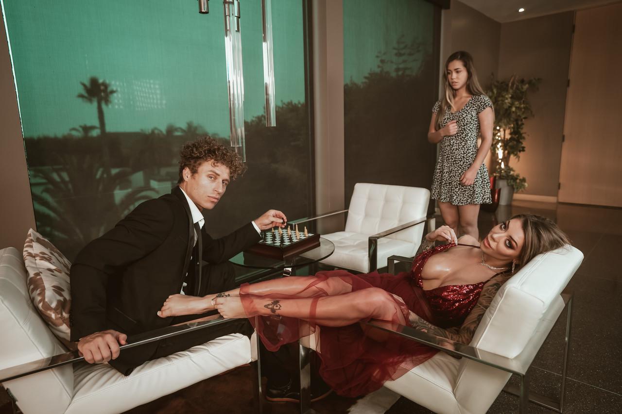 20P Las estrellas porno Karma Rx y Alina Lopez folladas a lo perrito en un trío