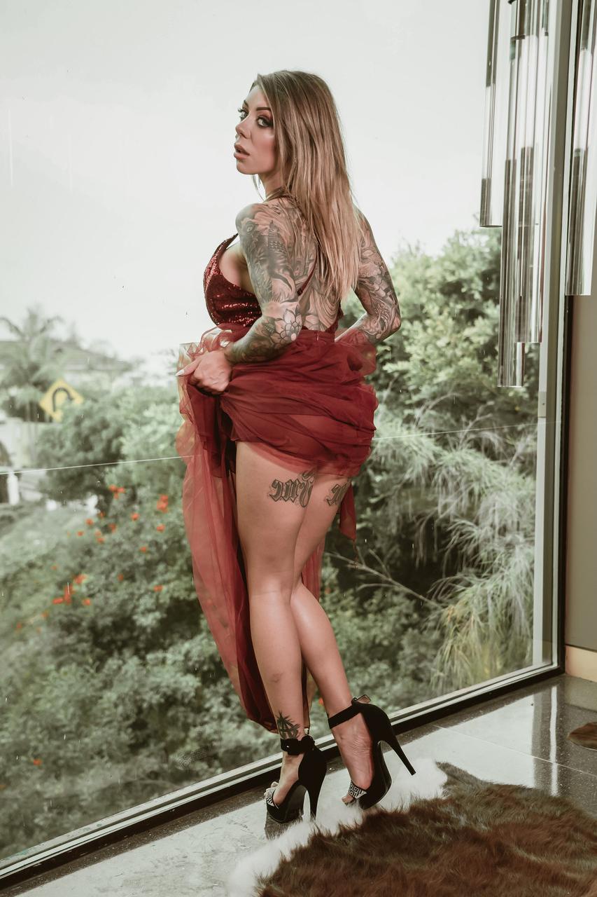 20P Las estrellas porno Karma Rx y Alina Lopez folladas a lo perrito en un trío