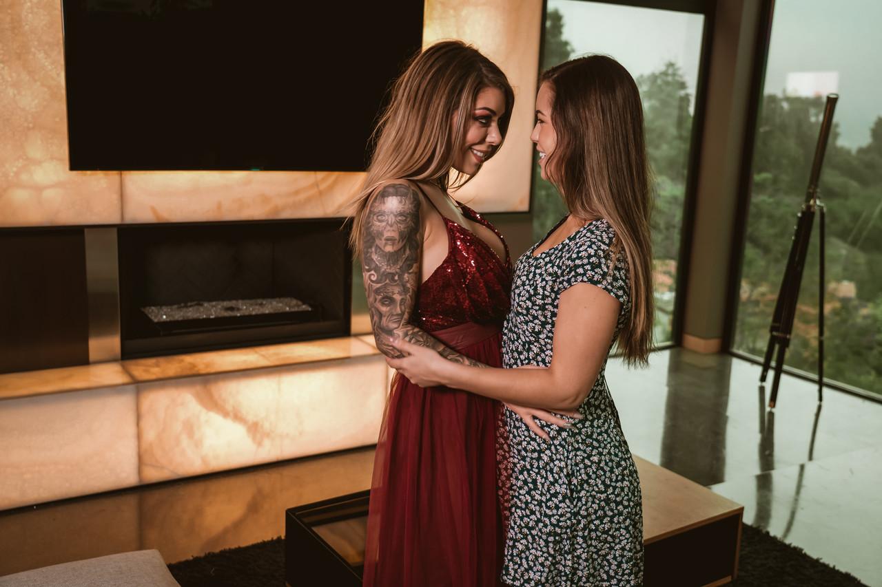 20P Las estrellas porno Karma Rx y Alina Lopez folladas a lo perrito en un trío