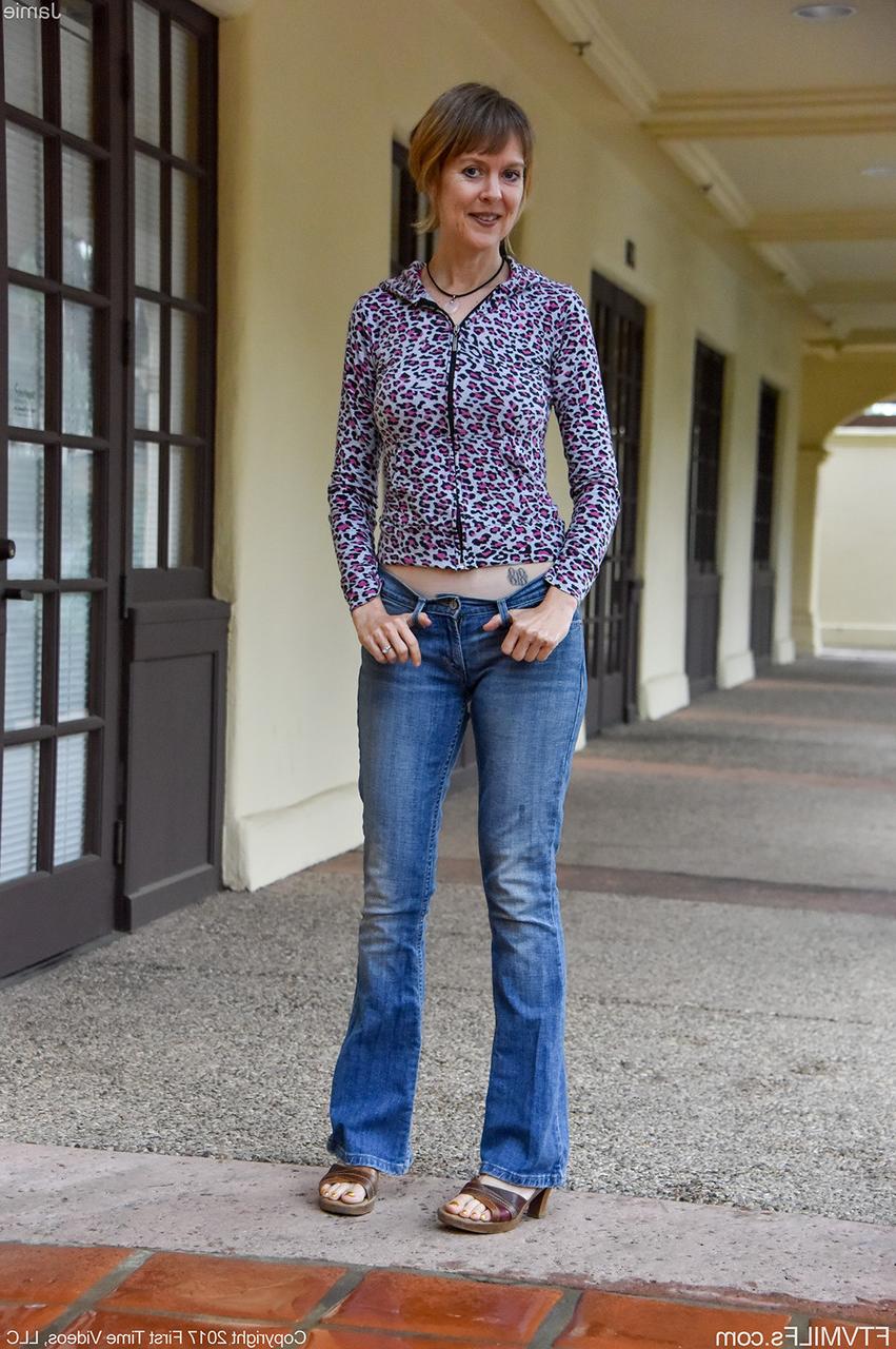 16P A mulher madura Jamie tira a roupa na sala de estar antes de sair para continuar