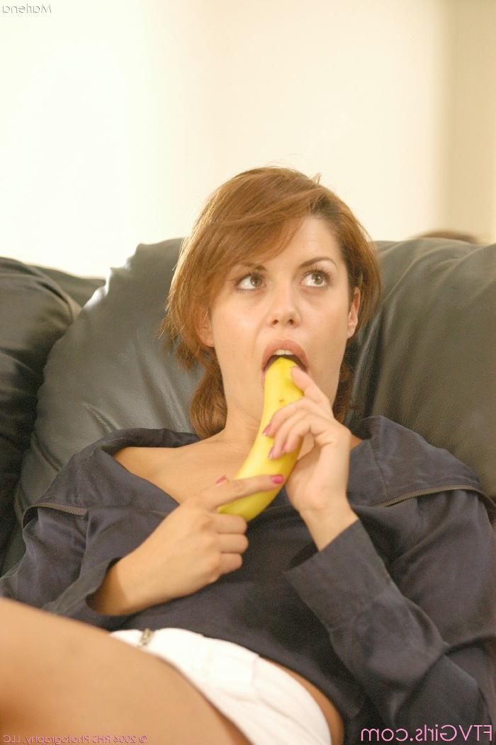 20P A amadora excitada Marlena revela sua boceta raspada e brinca com um pepino
