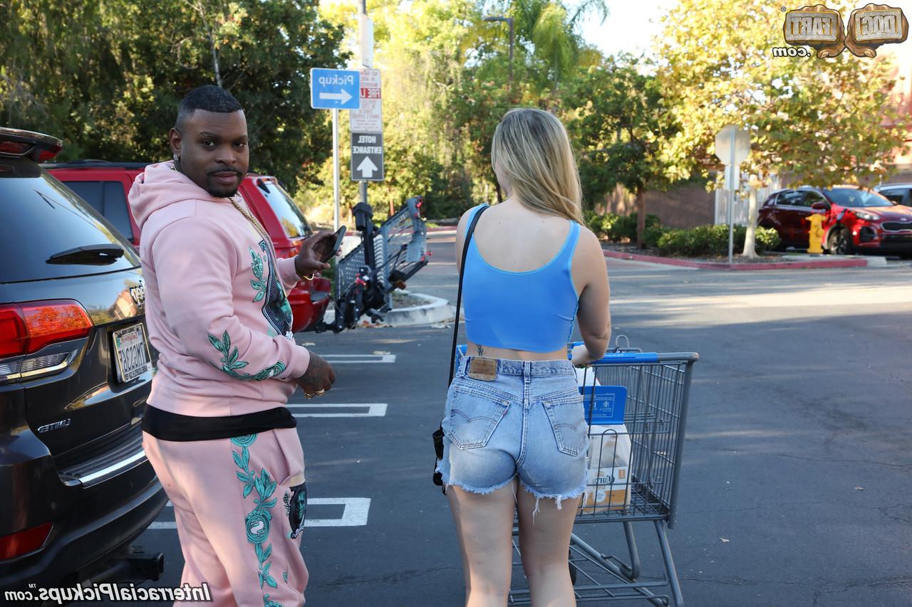 20P A linda loira Candy Monroe dá um bom passeio em um galo negro por cima