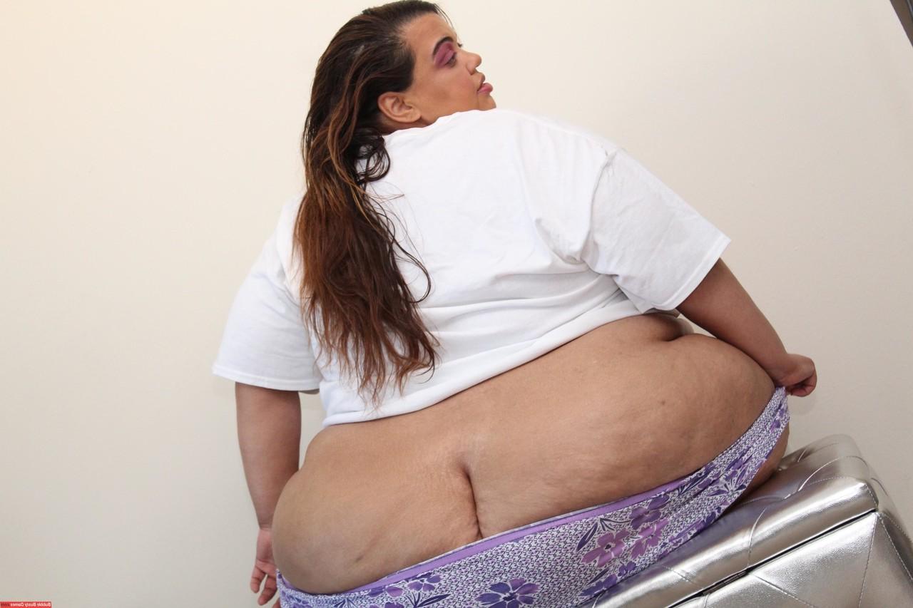 12P Amador SSBBW Golden Bombshell desliza roupa íntima sobre a bunda