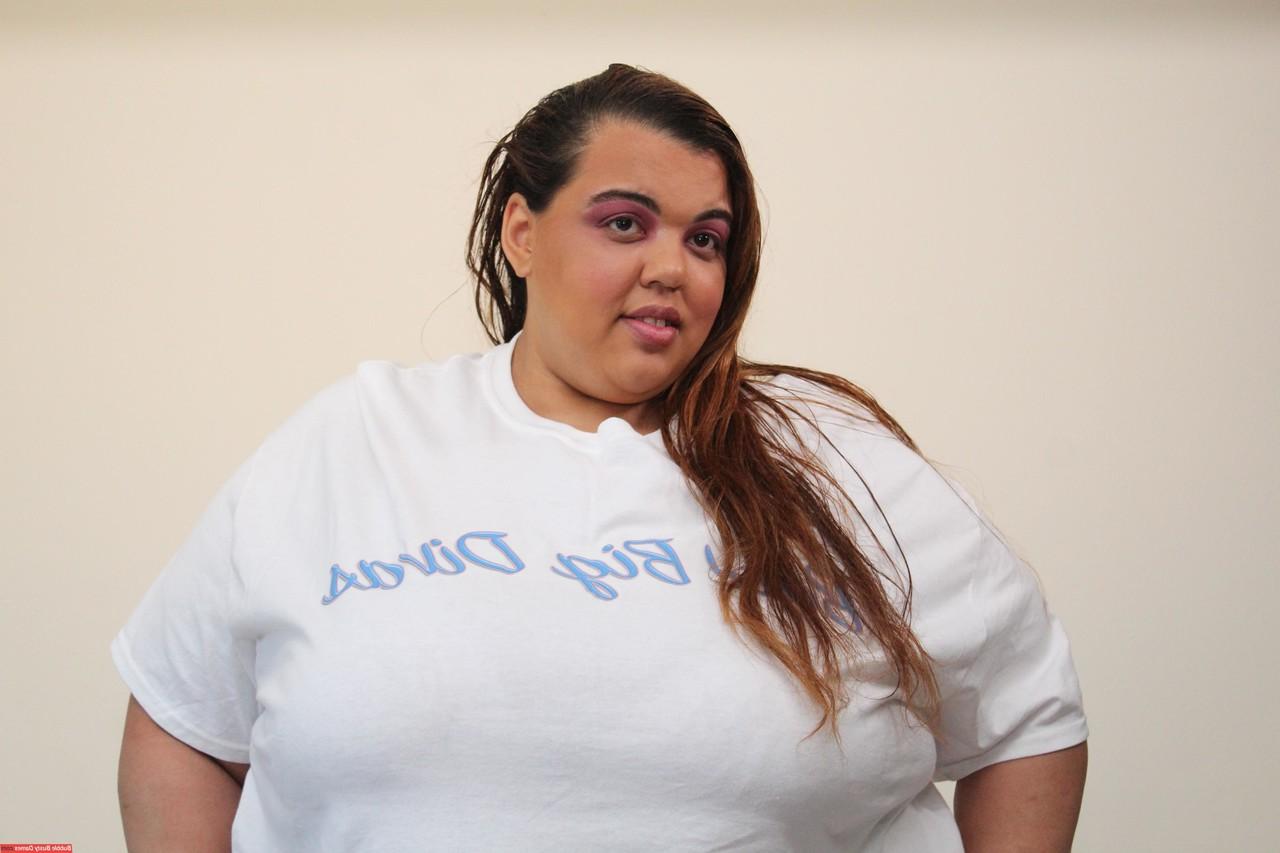 12P Amador SSBBW Golden Bombshell desliza roupa íntima sobre a bunda
