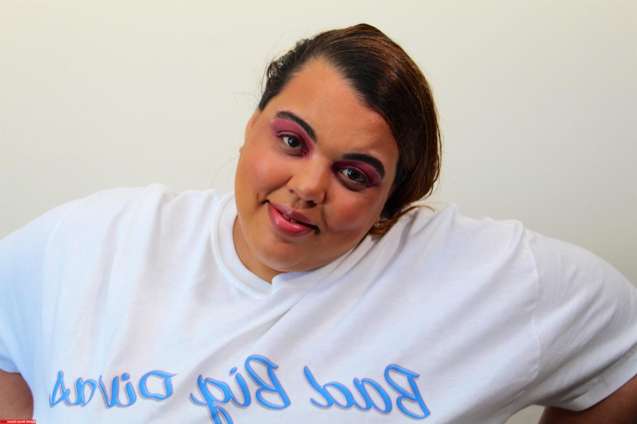 12P Amador SSBBW Golden Bombshell desliza roupa íntima sobre a bunda