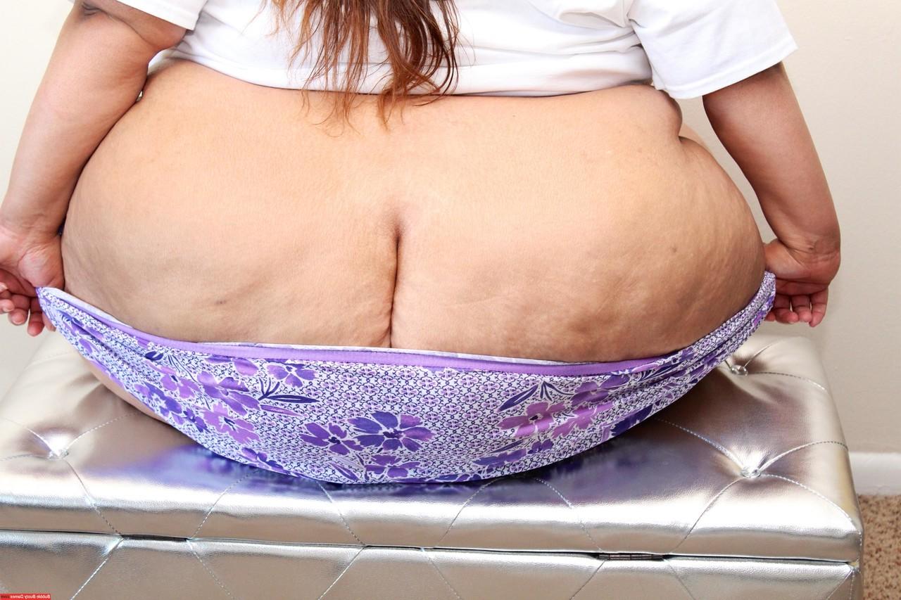 12P Amador SSBBW Golden Bombshell desliza roupa íntima sobre a bunda