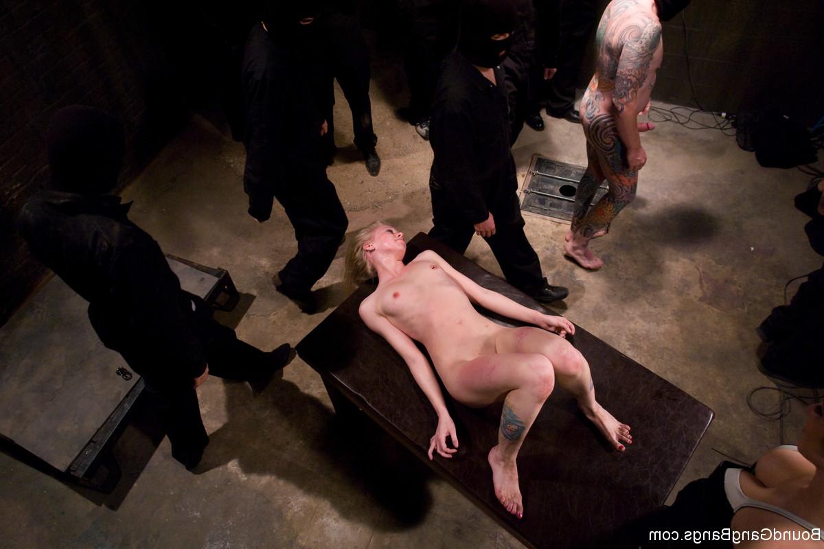 20P La jeune blonde tatouée Sarah Jane Ceylon se fait gangbanger sur une table BDSM.