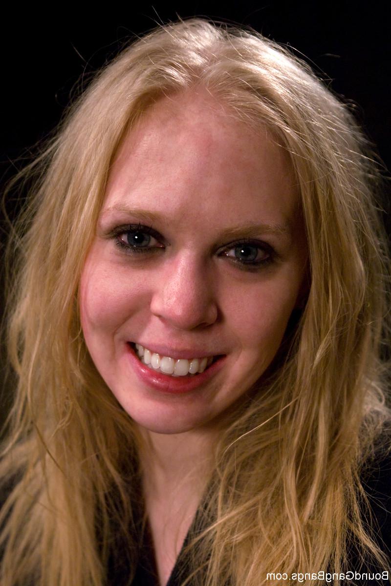 20P La jeune blonde tatouée Sarah Jane Ceylon se fait gangbanger sur une table BDSM.