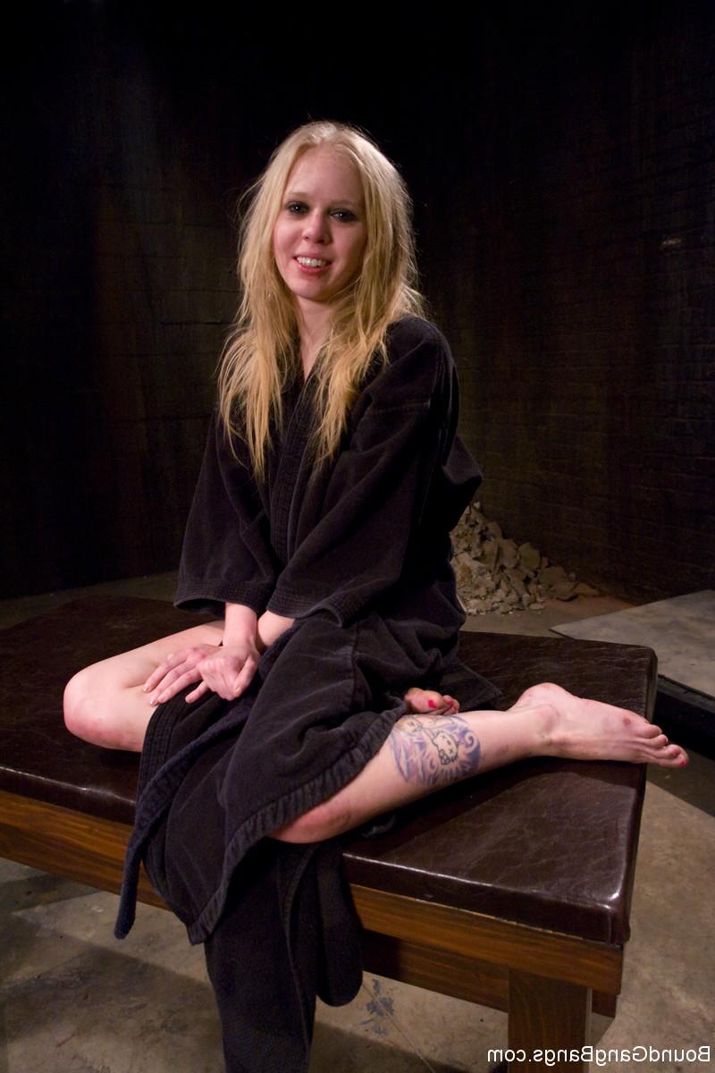 20P La jeune blonde tatouée Sarah Jane Ceylon se fait gangbanger sur une table BDSM.